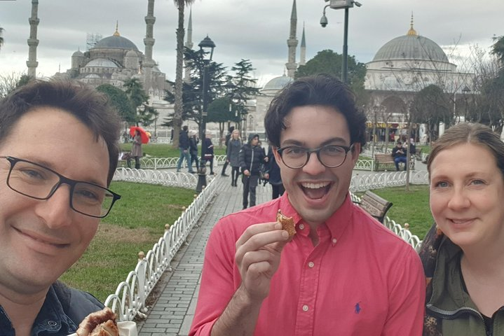 Trying turkish bagel "simit" before Hagia Sophia