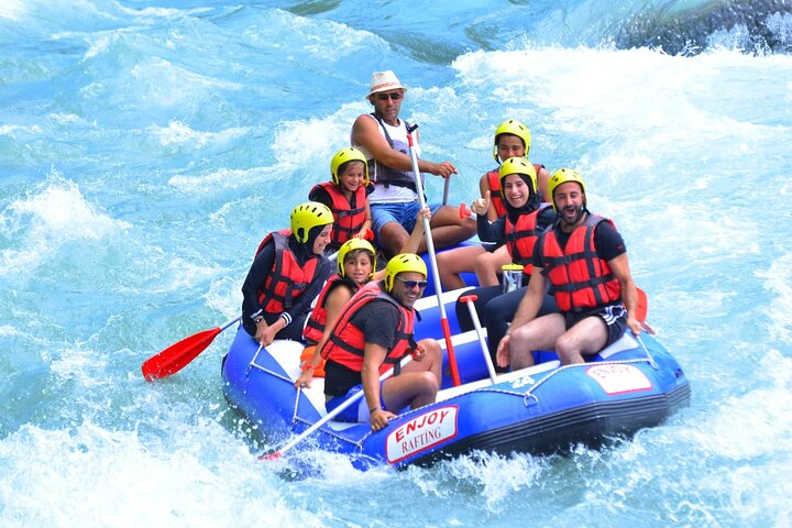 Enjoy a 14 km rafting tour