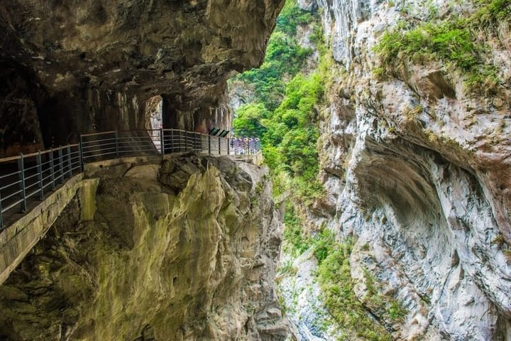 xplore the magnificent landscape of Taroko Gorge by car and foot