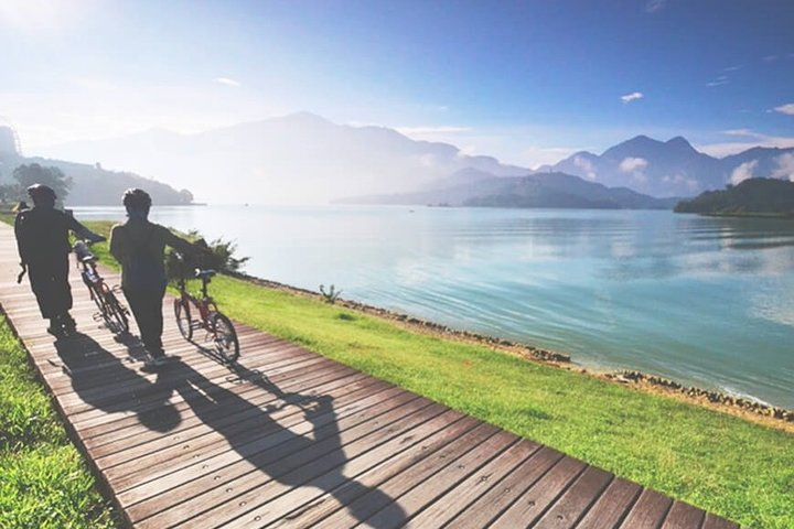 Boating or cycling trip at Sun Moon Lake