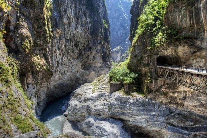 Enjoy stunning views of Taroko Gorge, Taiwan’s Grand Canyon