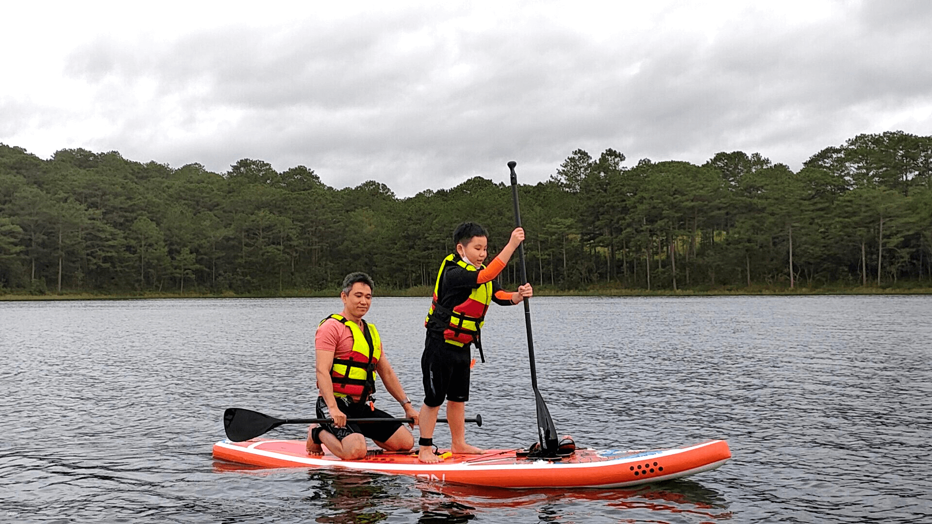 [5% OFF] Tuyen Lam Lake Stand Up Paddleboarding (SUP) Half-Day Tour in Da Lat | Vietnam - Photo 1 of 8