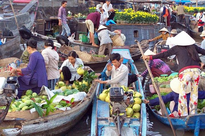 Cai Be floating market