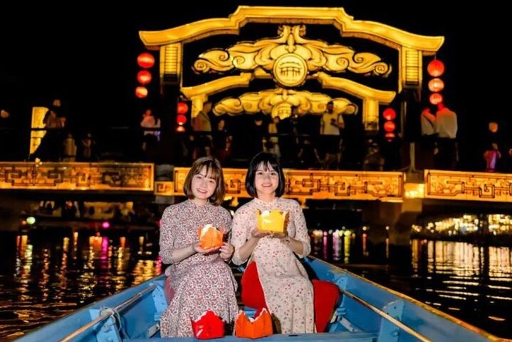 Hoai River Boat Trip by Night with Release Lantern - Photo 1 of 11