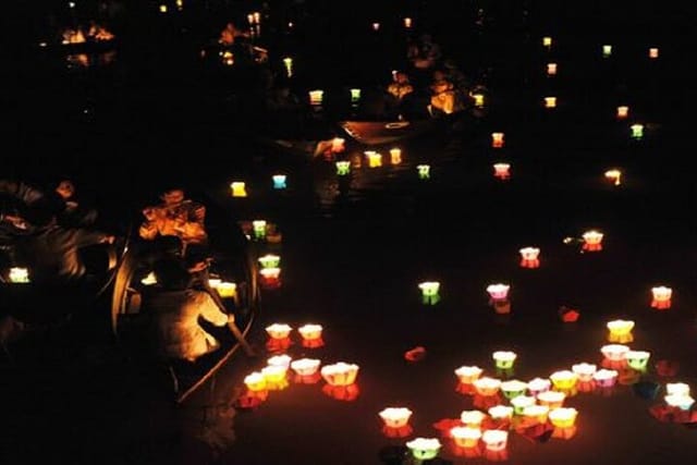 river-boat-ride-by-night-with-drop-flower-lantern-in-hoi-an_1