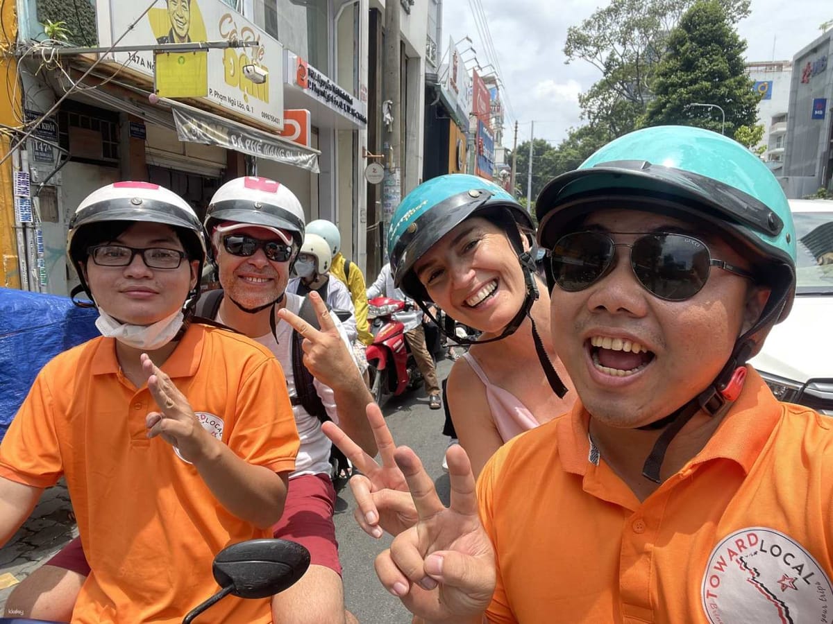 호치민시의 Saigon Sightseeing Day Tour By Motorbike: Chinatown, Flower 