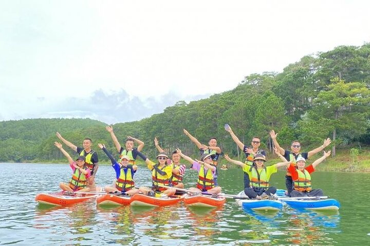 SUP or Kayak Tour with a Guide in Tuyen Lam Lake - Photo 1 of 15